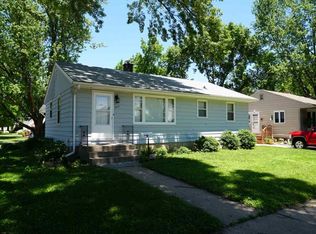 813 8th St, Charles City, IA 50616