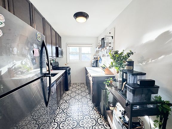 4th image of 20-65 21st St