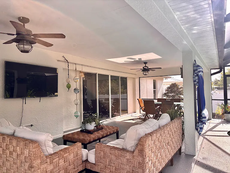 5748 Linden Ln — Photo 8