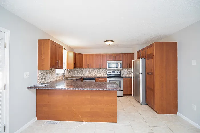 120 Suffolk Dr — Photo 5