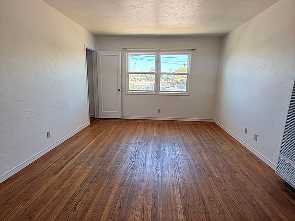 5th image of 2556 Grant Ave