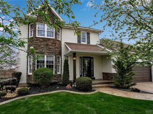 8 Cobblestone Ct, Lancaster, NY 14086
