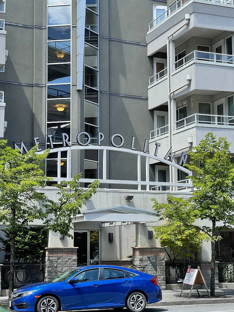 Fantastic Condo in the Heart of Downtown Bellevue with A/C and Assigned Garage Parking — Photo 1