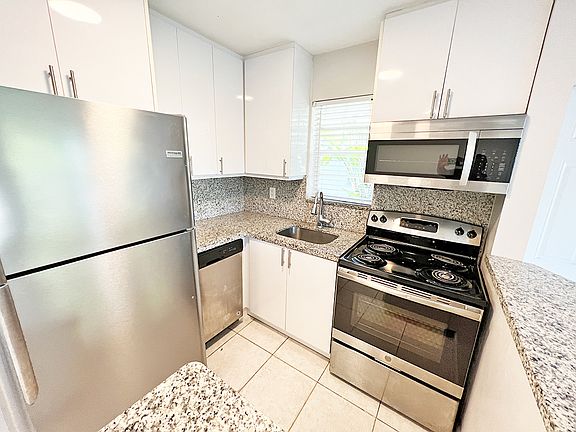 2nd image of 627 NE 10th Ave #11004029