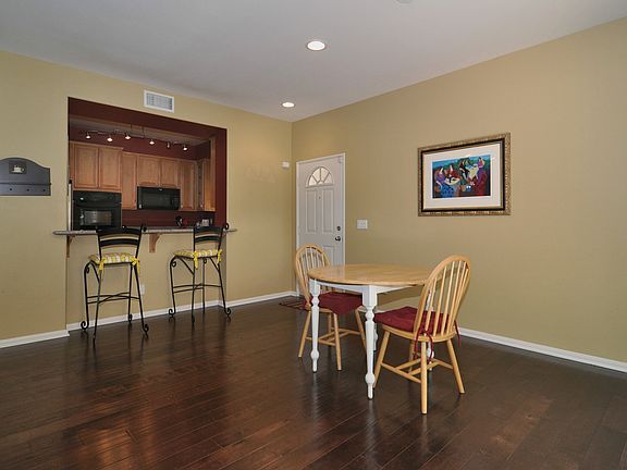 Dining area & breakfast bar