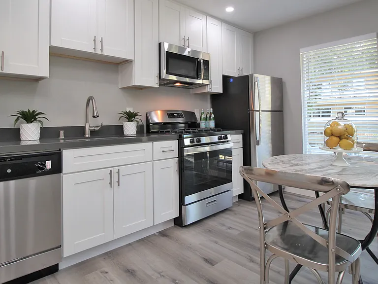 Redwood Creek Apartments — Photo 6