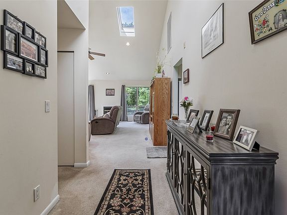 4th image of 40 Vista Dr