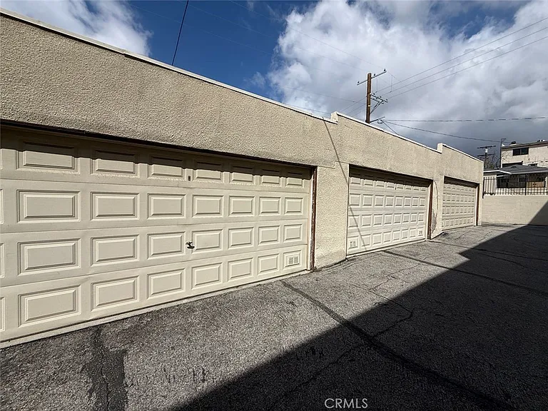 10149 Commerce Ave — Photo 31