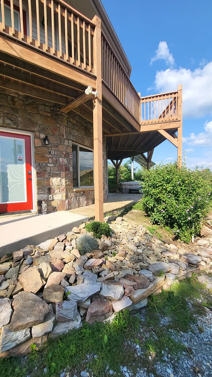 Building Photo - 916 W Cedar Ln