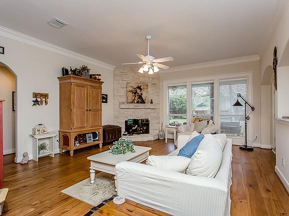 4th image of 613 Forest Bend Ln