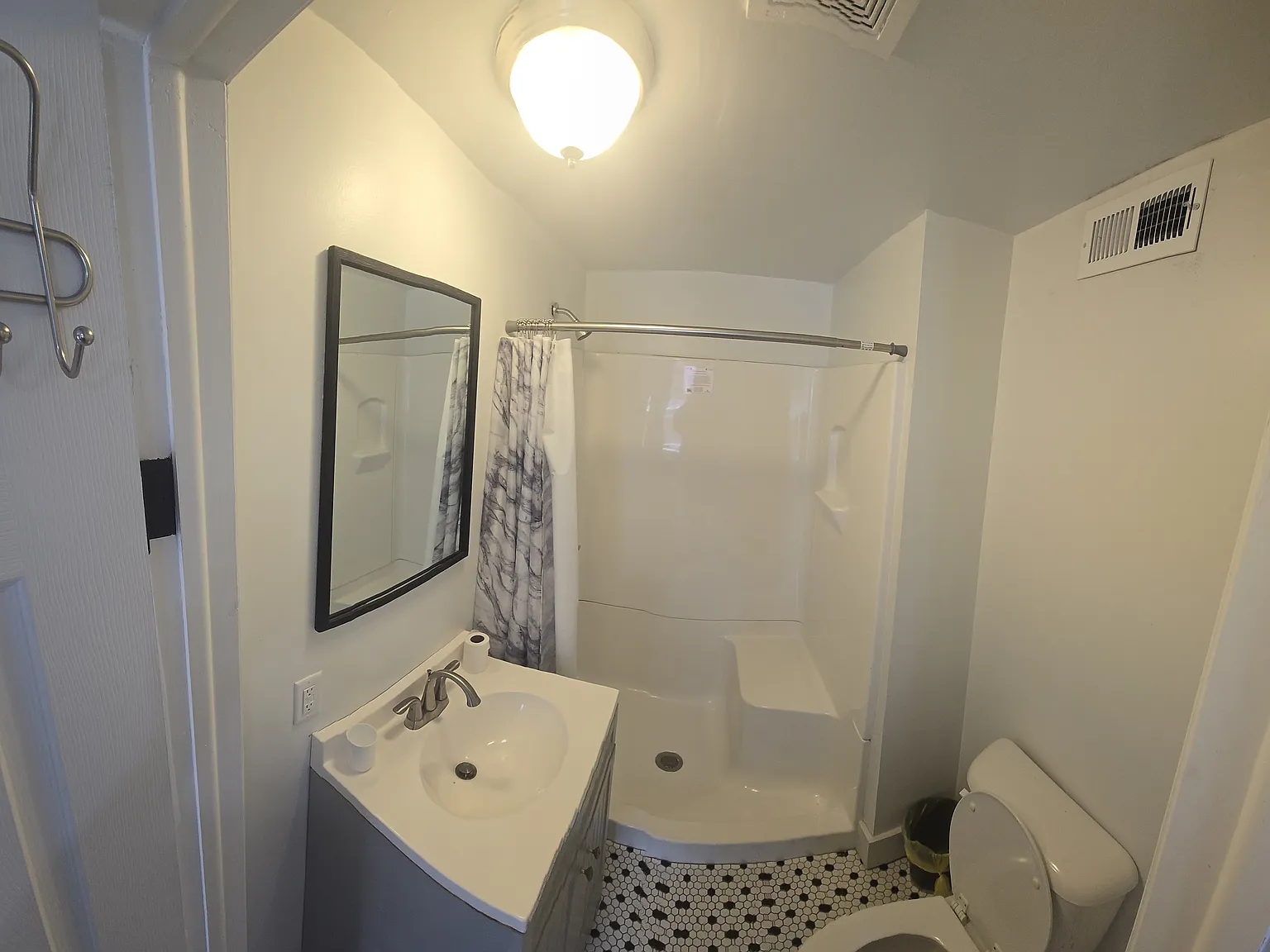 Studio, $995 — Photo 4