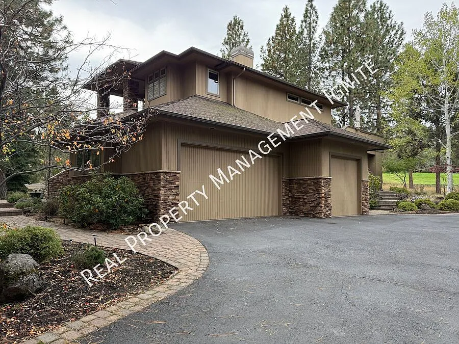 Beautiful Awbrey Glen Home with Golf Course Views — Photo 2