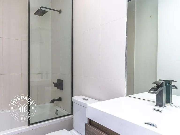 87 Montrose Ave #1R — Photo 8