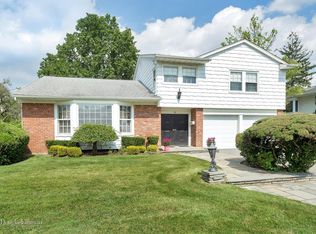 28 Flag Ln, New Hyde Park, NY 11040