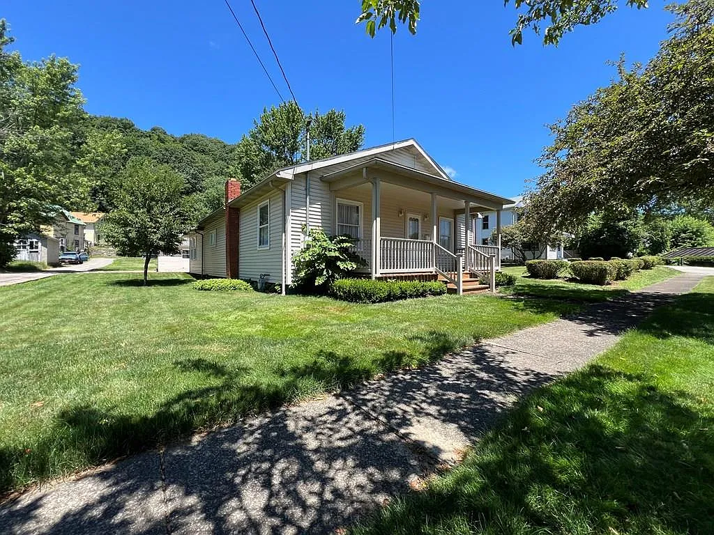 366 Grant St photo 1