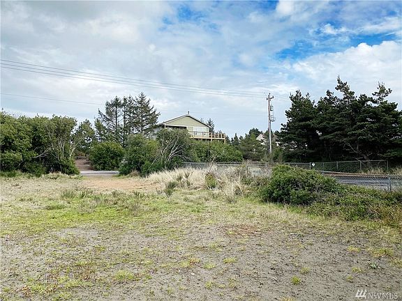 4th image of 567 Sand Dune Ave SW