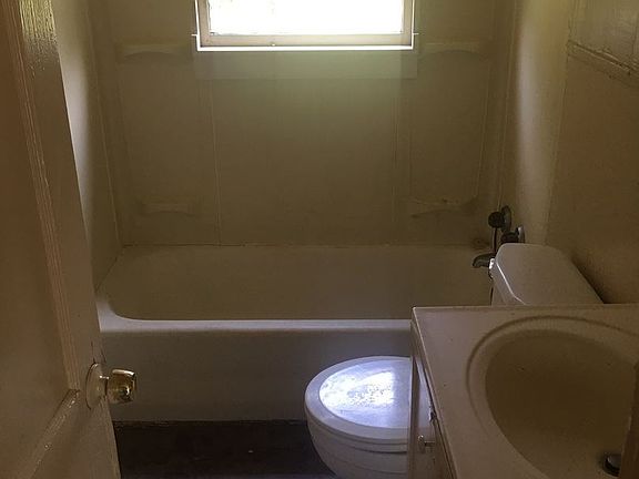 3rd image of 3465 Pleasant Dr