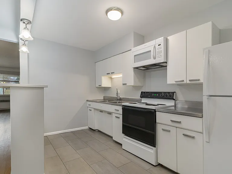6102 Campus Ln #2 — Photo 3