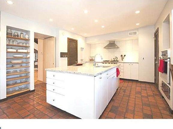 5th image of 5 Woodbrook Cir