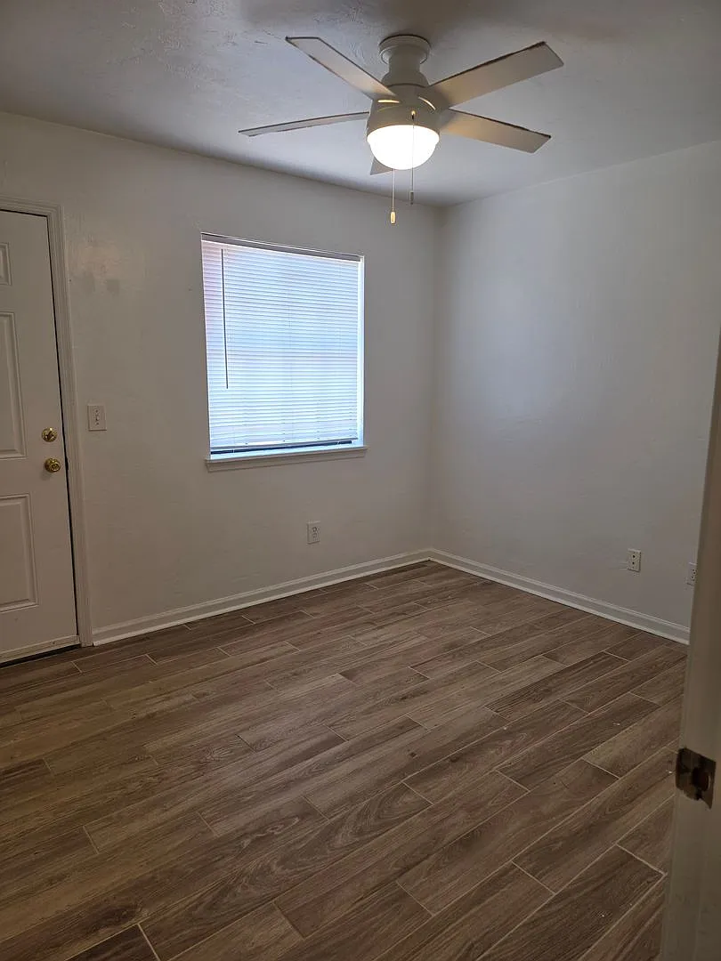 Cozy and Newly Renovated 2-bedroom, 1-bath townhome Close to Campuses! — Photo 4