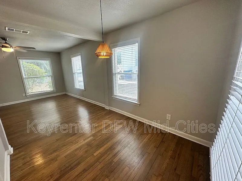2 bed, 1.0 bath, 900 sqft, $1,700 — Photo 3