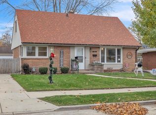 1011 Shorecrest Dr, Racine, WI 53402