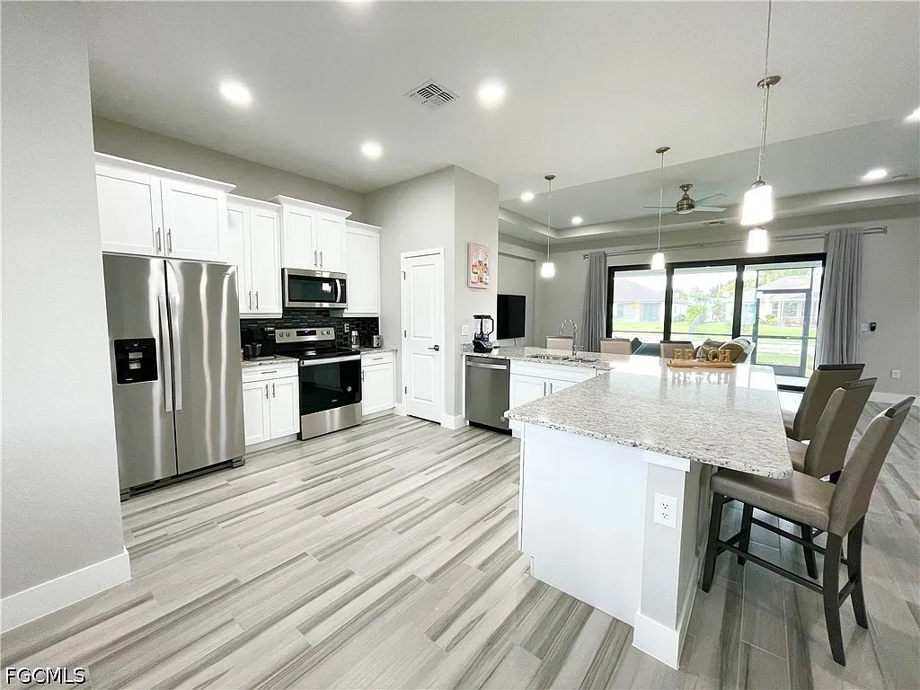 4 bed, 2.0 bath, 1789 sqft, $2,700 — Photo 2