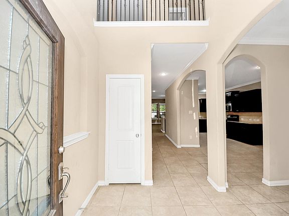 4th image of 8227 Broadleaf Ave