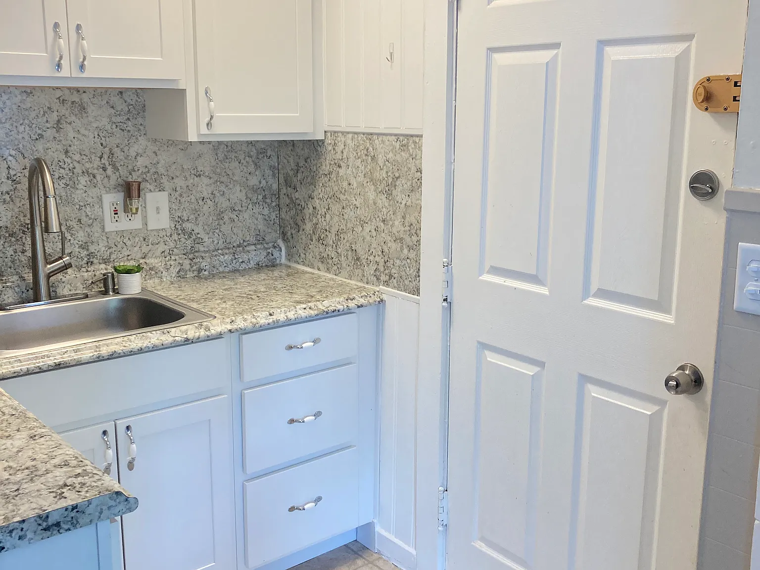 3 bed, 1100 sqft, $1,900 — Photo 3