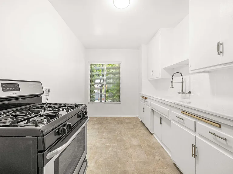 Hollyview Apartments — Photo 23