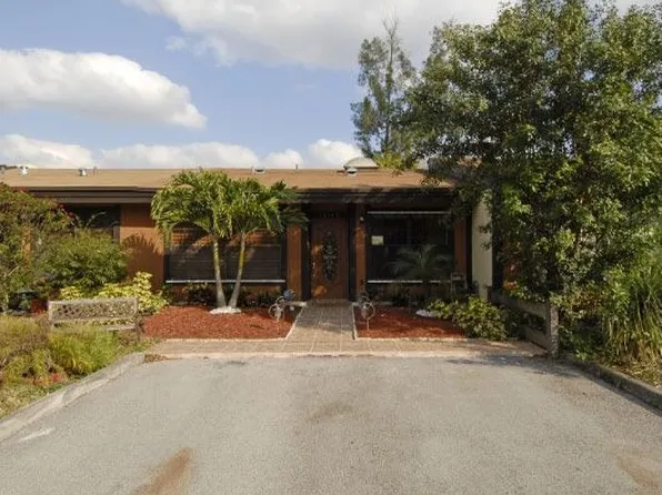 10140 Phoenix Ct, Pembroke Pines, FL 33026