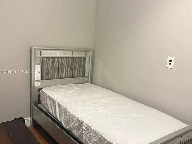 610 NE 4th Pl — Photo 3