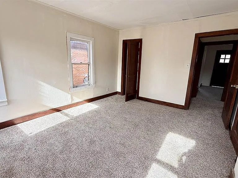 2215 Roberts Ave — Photo 6