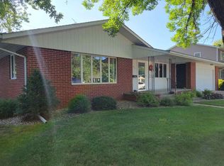 915 N 2nd St, Guttenberg, IA 52052