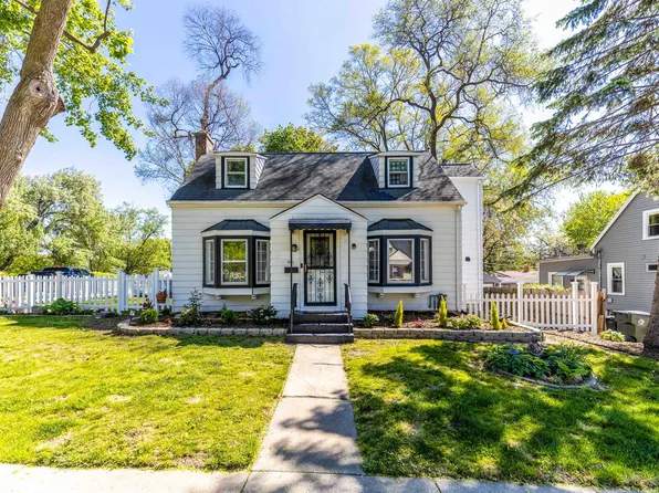 401 S Lake Ter, Mundelein, IL 60060