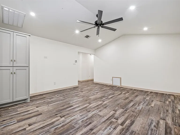5803 Greencraig Dr — Photo 5