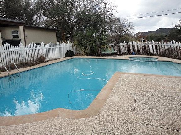 4th image of 605 Brookhollow Dr