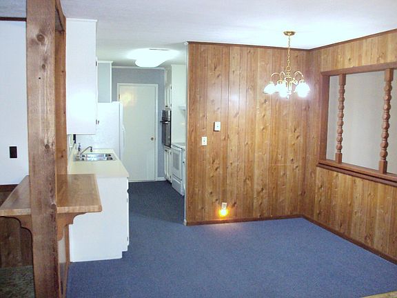Kitchen w/ eating area includes breakfast bar