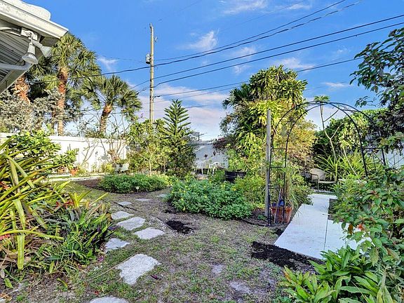 4th image of 431 NE 49th Street