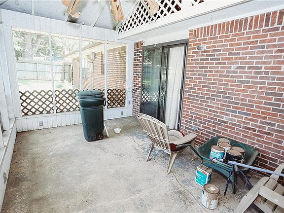 5th image of 913 E Longview Dr