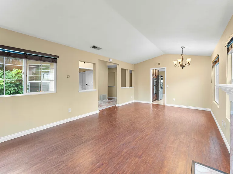 1326 Linsay Pl — Photo 5