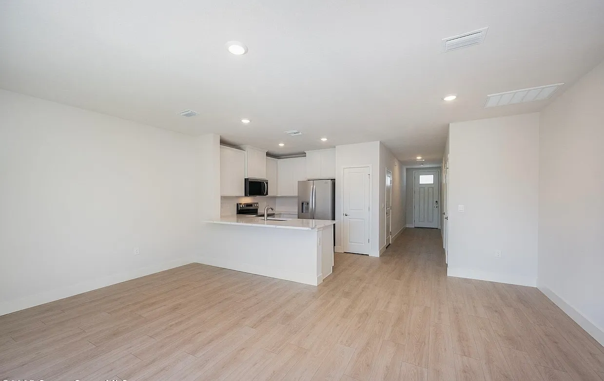 3 bed, 2.5 bath, 1463 sqft, $2,199 — Photo 3