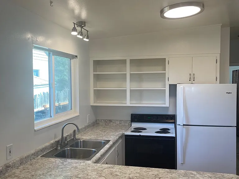 4618 S Russell St — Photo 4