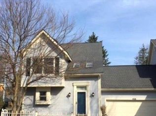 488 Crystal Brook Dr, Fenton, MI 48430