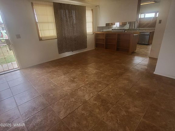 4th image of 721 W Elm St