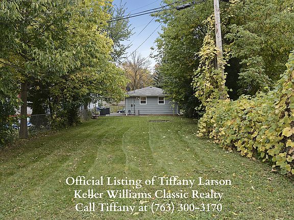 Huge fully fenced back yard!