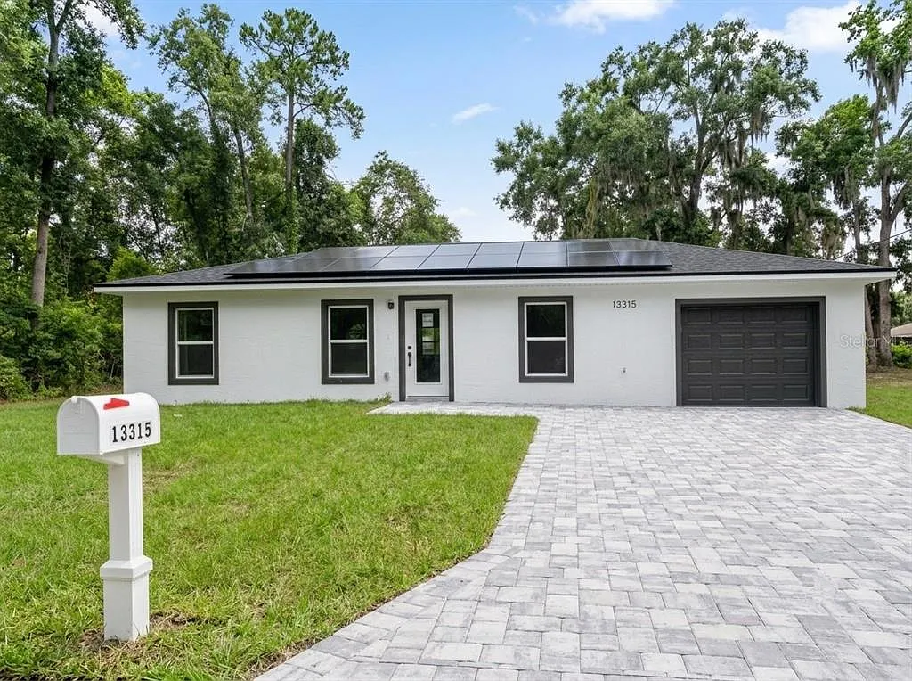 3 bed, 2.0 bath, 1011 sqft, $1,697 — Photo 1