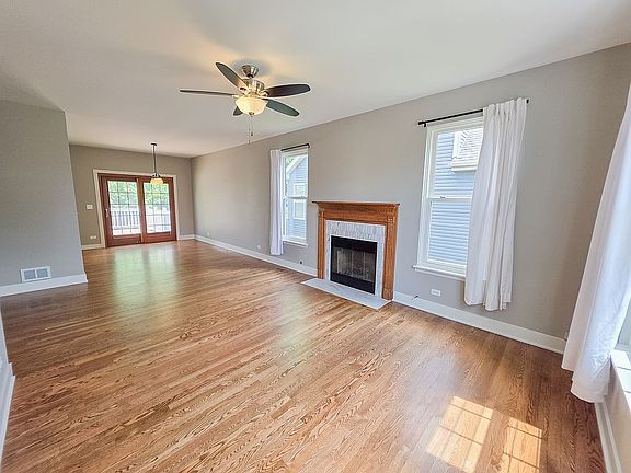 Frontroom with fireplace