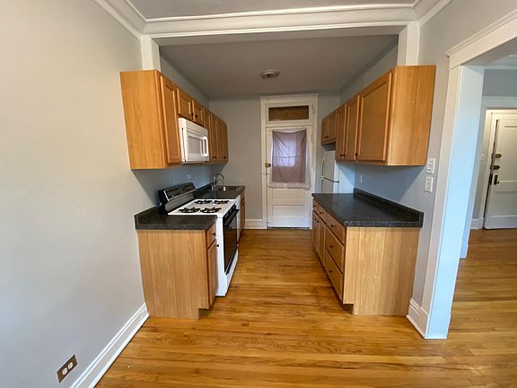 2nd image of 3953 N Hoyne Ave APT 2
