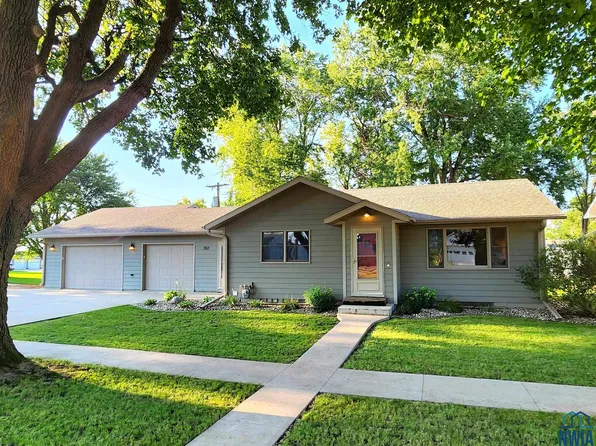 707 Pleasant St, Boyden, IA 51234